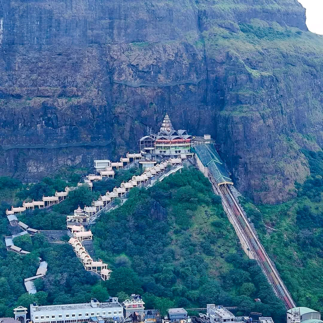 सप्तशृंगी देवीची भव्य मूर्ती आणि मंदिर परिसर