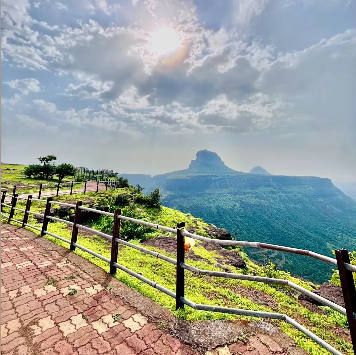 सप्तशृंगी गड सह्याद्री पर्वतरांग आणि मंदिराचे निसर्गरम्य दृश्य
