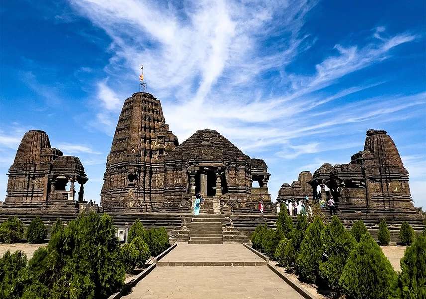 गोंदेश्वर मंदिर, सिन्नरचे मुख्य प्रवेशद्वार व शिखर